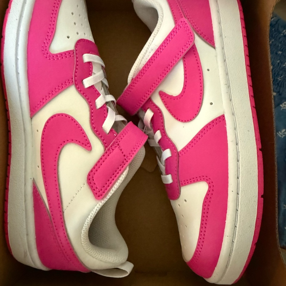 Nike White and Fuchsia Sneakers